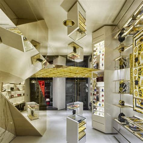 Versace switches up the concept of its stores 